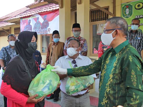 Bagikan 1.000 Paket Sembako Saat Safari Ramadan di Singkawang, Sutarmidji: Semoga Meringankan Beban Masyarakat