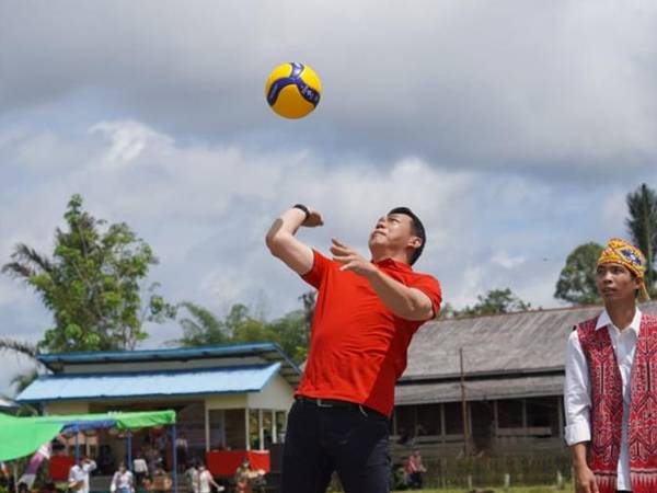 Buka Turnamen Voli di Desa Nanga Awin, Fransiskus Diaan: Menang Kalah Itu Biasa