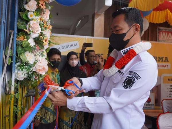 Resmikan Apotek Uncak Kapuas Farma, Fransiskus Diaan: Bukti Perumda Bangkit dari Tidur
