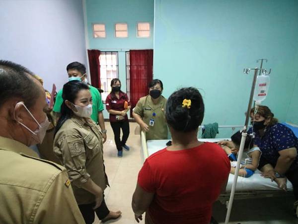 Bupati Landak Jenguk Anak 5 Tahun yang Jadi Korban Penganiayaan oleh Ibu Kandung