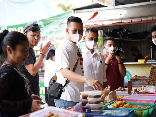 Edi Kamtono dan Hobby Makan Borong Takjil dan Traktir Warga Berbuka Puasa