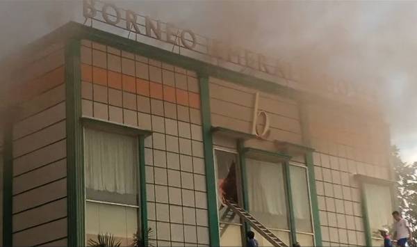 LIVE REPORT: Hotel Borneo Emerald Ketapang Terbakar