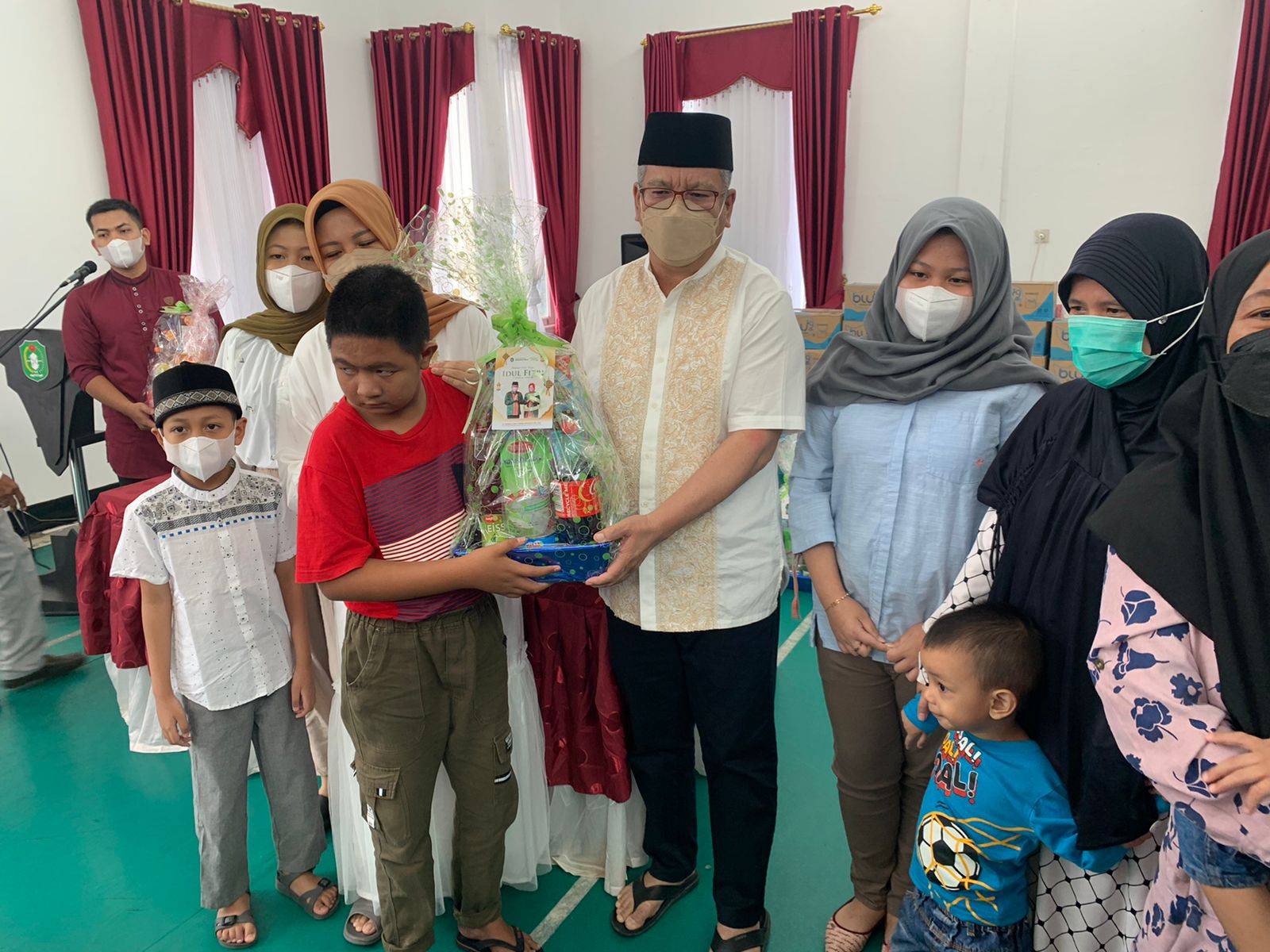 Berbagi Kebahagiaan dengan Anak Yatim dan Berkebutuhan Khusus, Sekda Kalbar: Tanda Kasih Sayang Kami