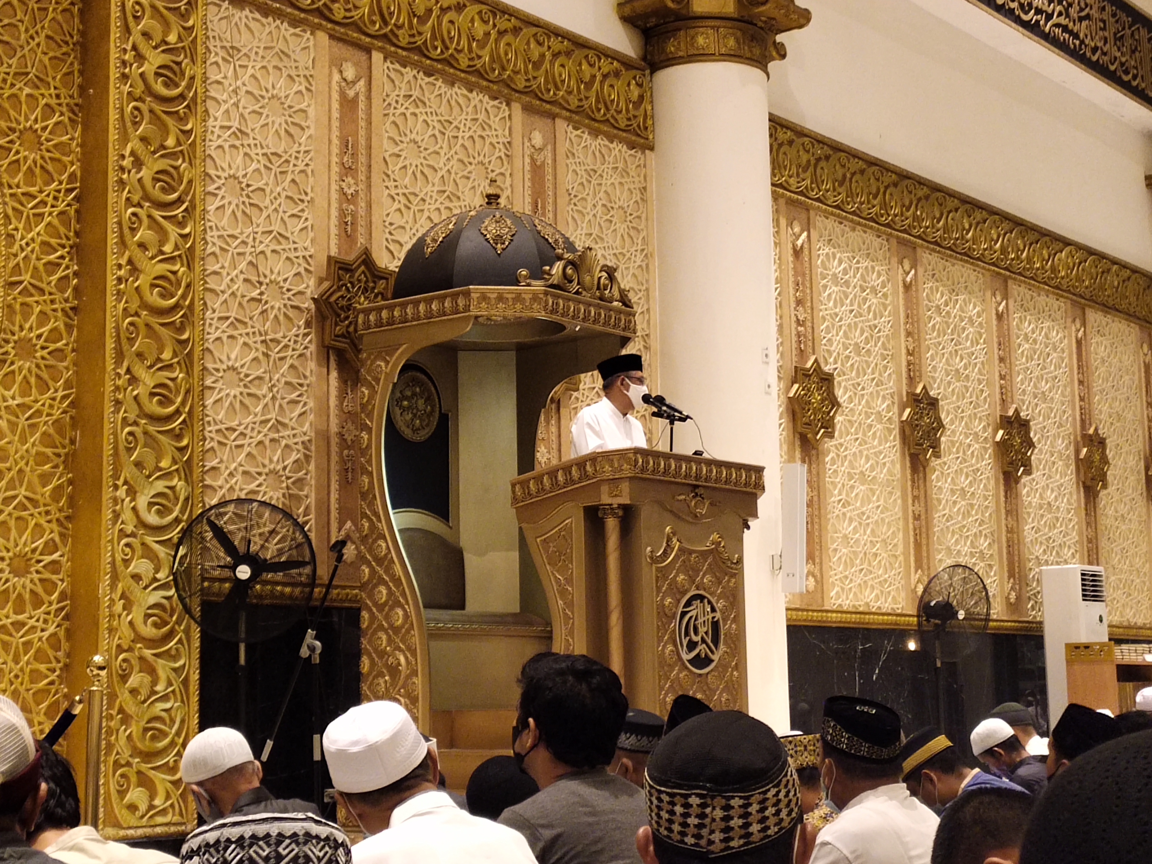 Sutarmidji Jalani Tarawih Pertama di Masjid Raya Mujahidin Pontianak