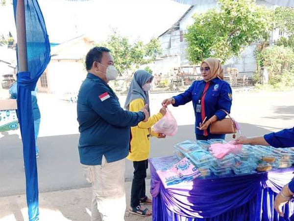 Jelang May Day, Serikat Buruh SBSI Ketapang Bagikan Ribuan Paket Takjil