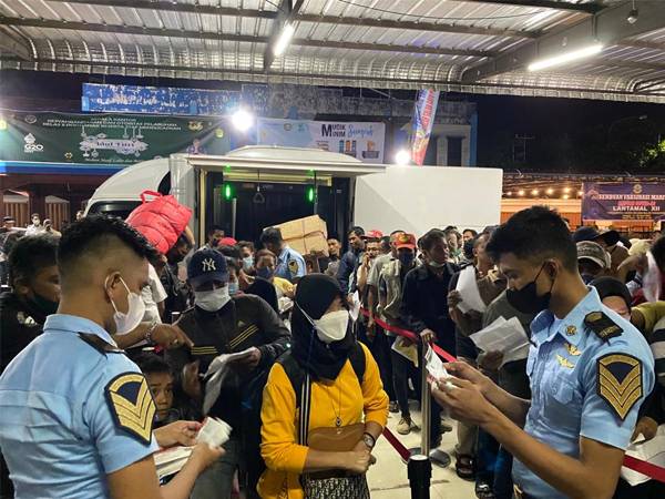 KM Bukit Raya Alami Keterlambatan, Pelabuhan Dwikora Pontianak Padat Merayap