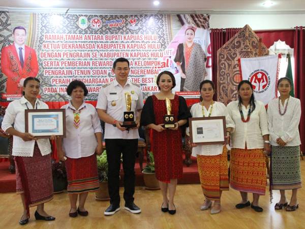 Kain Tenun Sidan Bakal Mewakili Indonesia di UNESCO Award, Angeline Fremalco: Ini Prestasi Membanggakan Kapuas Hulu