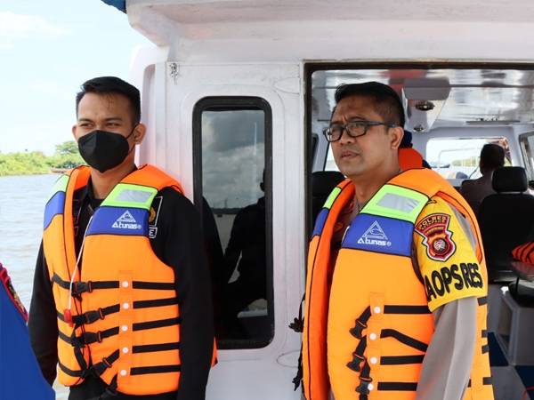 Kapolres Ketapang Pimpin Pencarian Korban Tenggelam di Sungai Pawan
