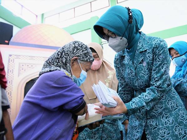 PKK Pontianak Salurkan Bantuan Bagi Dhuafa