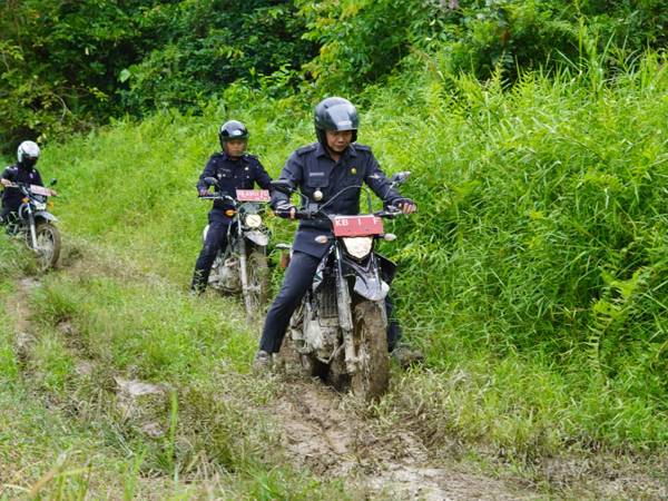 Pakai Motor, Bupati Fransiskus Diaan Turun Tinjau Jalan Rusak di Embaloh Hilir