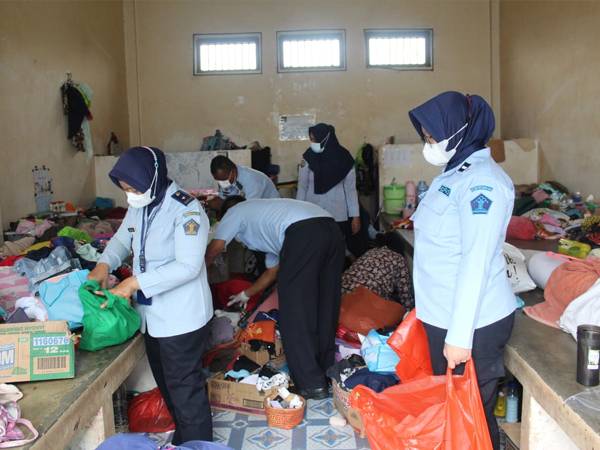 Petugas Temukan 10 HP Saat Razia Kamar Warga Binaan di Lapas Perempuan Pontianak, Narkoba Nihil