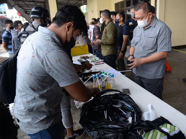 Polda Kalbar Gerebek Kampung Beting, 13 Orang Diamankan