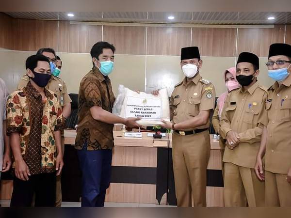 Serahkan Bantuan Beras Pemkab Ketapang, Wabup Farhan: Pegang Prinsip 5M
