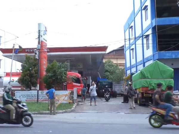 Sulit Dapat Solar, Sopir Angkutan Pelabuhan Dwikora Pontianak Mogok Kerja