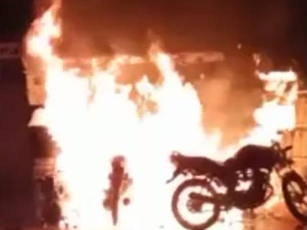 2 Sepeda Motor Terbakar di Sebuah Kios Bensin Jalan Alianyang Pontianak