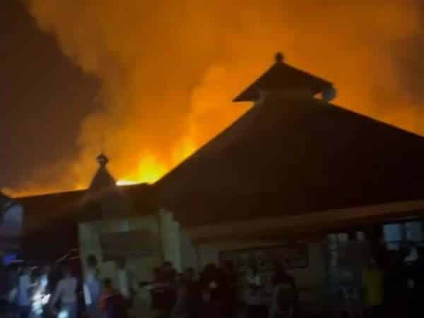 Kebakaran di Kampung Beting Pontianak, 7 Rumah Jadi Arang
