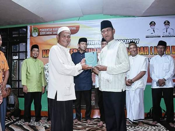 Wabup Farhan Serahkan Hibah dan Bantuan Paket Ramadan di Desa Tanjung Pura Ketapang