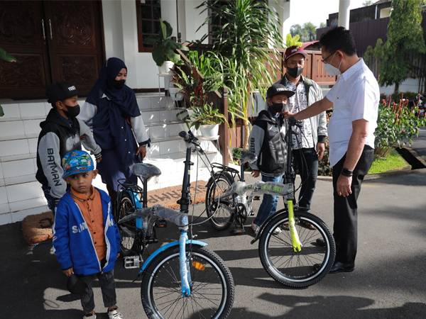 Si Kembar Faris dan Daris Dapat Sepeda dari Wako Edi Kamtono Karena Peduli Lingkungan