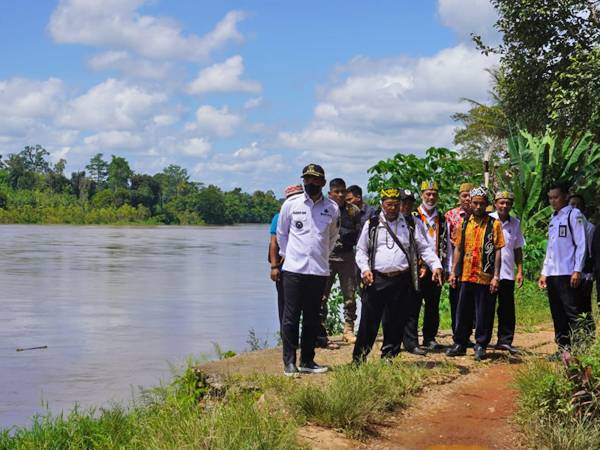 Bupati Fransiskus Diaan Tinjau Lokasi Longsor di Desa Ingko' Tambe