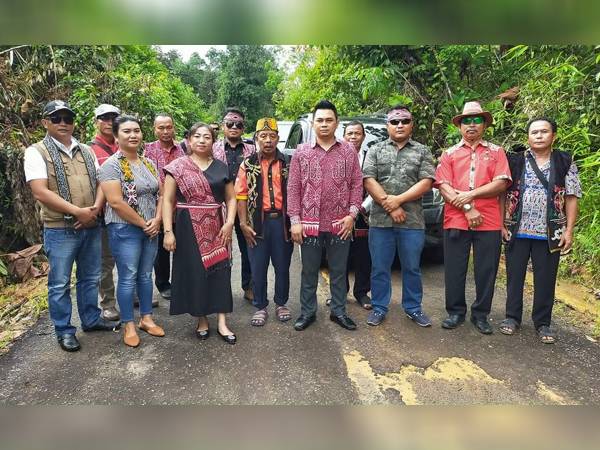 Gelar Upacara Adat Ngisar Pesalin Pesibu, DAD Sungai Laur Sahkan Dua Produk Hukum Adat