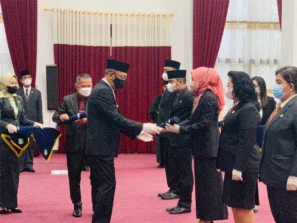 Sutarmidji Lantik 5 Pejabat Pimpinan Tinggi Pratama, Rita Hastarita Jadi Kadisdikbud