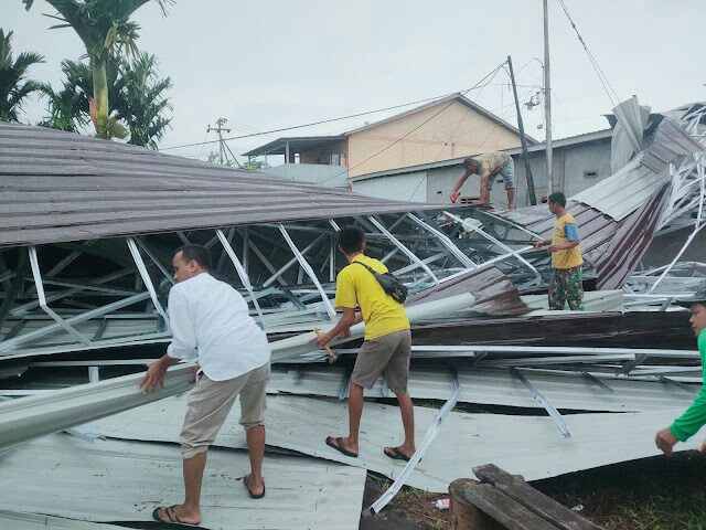 Angin Puting Beliung Rusak Delapan Bangunan Kios dan Rumah Warga di Sungai Raya