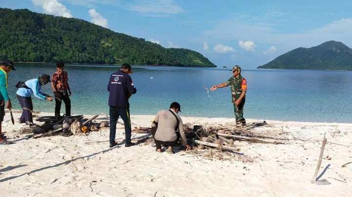 Forkopimcam Gotong Royong Bersihkan Area Pantai Pulau Tokong Kepayang Karimata