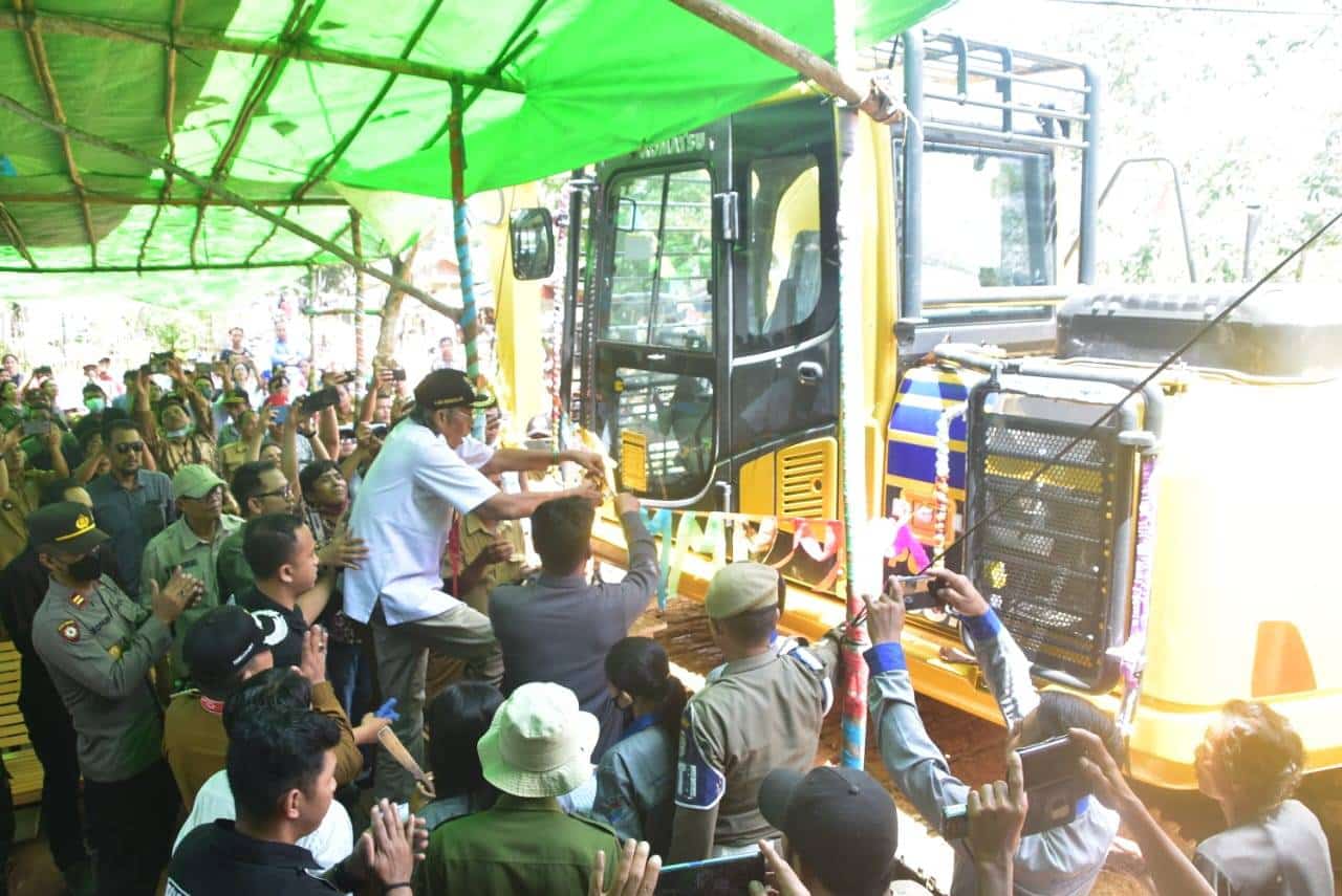 Jarot Winarno Resmikan Bumdesma Lestari Kayan Hulu