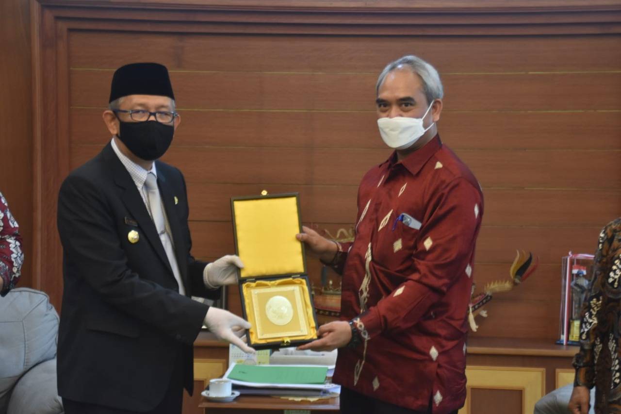 Sutarmidji Bahas Persoalan Perbatasan dengan Konjen RI Sarawak