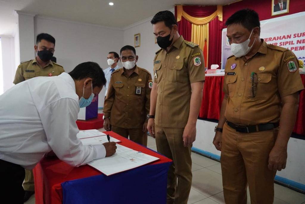 Bupati Fransiskus Diaan Serahkan SK Pengangkatan 121 CPNS dan P3K Dalam Bentuk Draf