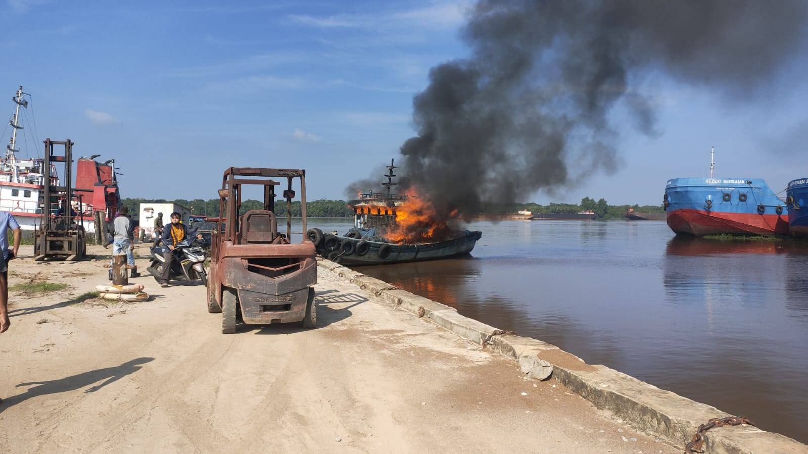 Kapal Tugboat di Dermaga Wajok Hilir Tiba-tiba Terbakar