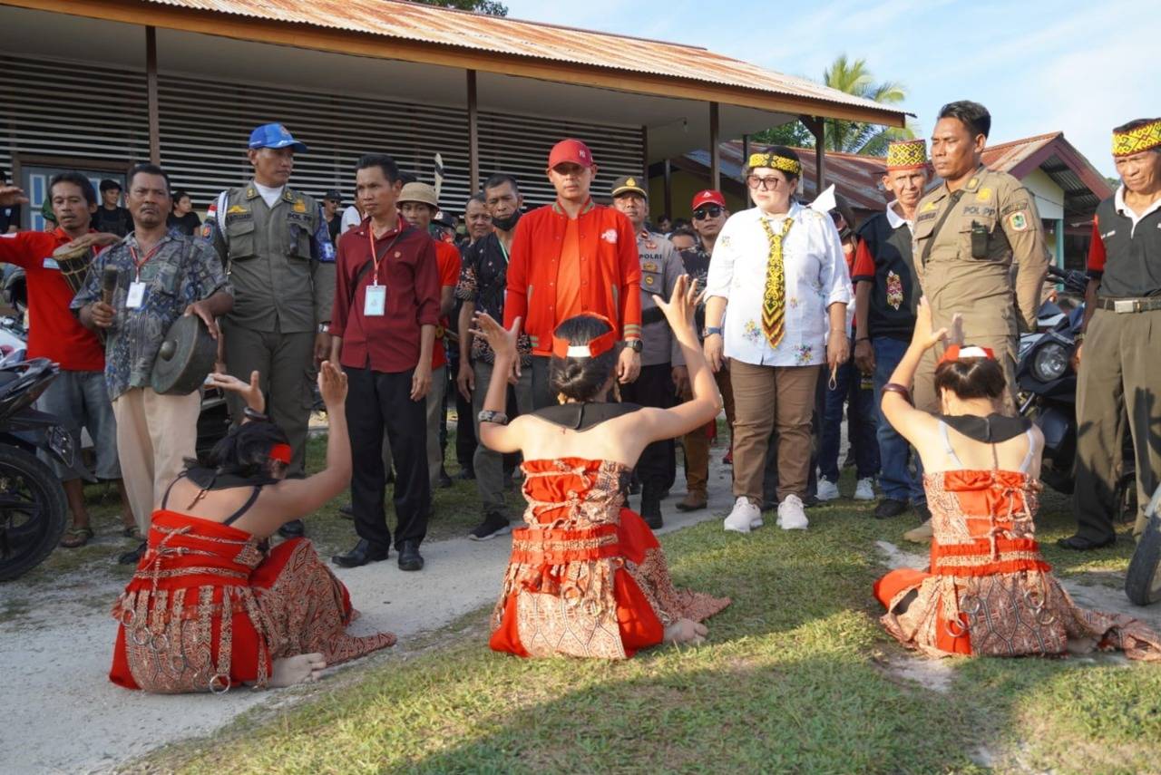 Buka Gawai Dayak 2022 di Desa Jerenjang, Wabup Wahyudi Hidayat: Bentuk Ungkapan Syukur Ini Layak Kita Nyatakan