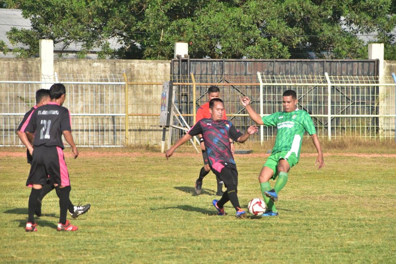 Merumput di Stadion Baning, Laga ASN Sintang Vs ASN Pemprov Kalbar Disaksikan Bupati Jarot