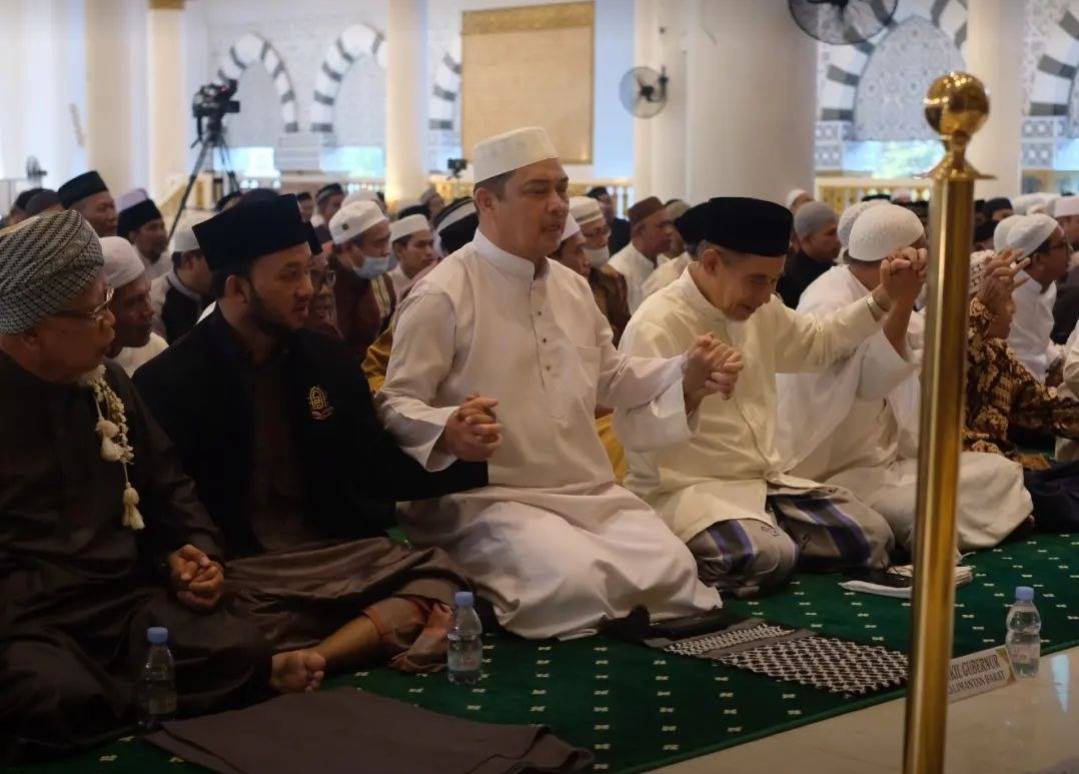 Subuh Berjamaah Bersama Ulama Besar Mesir di Mujahidin Pontianak, Ria Norsan: Jangan Terlena dengan Kemegahan Dunia 