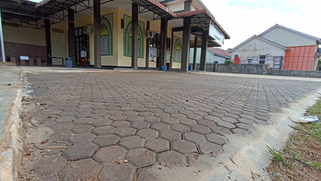 PLN Olah Limbah Batu Bara Menjadi Paving Block untuk Masjid