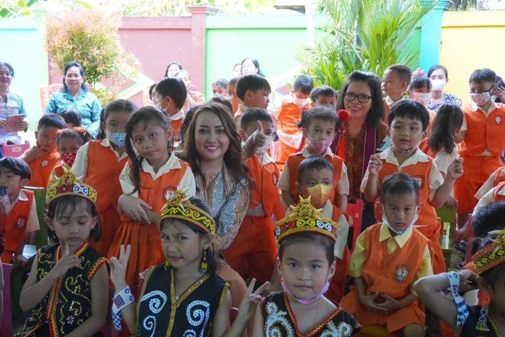 Bunda PAUD Kapuas Hulu Mendongeng Cerita Suku Dayak Tamambaloh ke Anak-anak TK Karya Budi