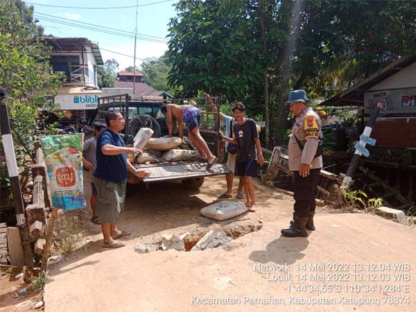 Lagi, Polsek Tumbang Titi Perbaiki Jalan Rusak di Pemahan yang Viral di Sosmed