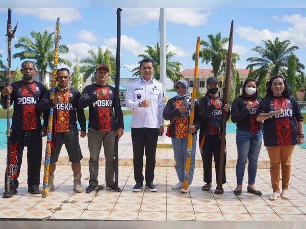 Lepas Kontingen Kapuas Hulu Ikuti Pekan Gawai Dayak Kalbar, Fransiskus Diaan: Jaga Nama Baik Daerah