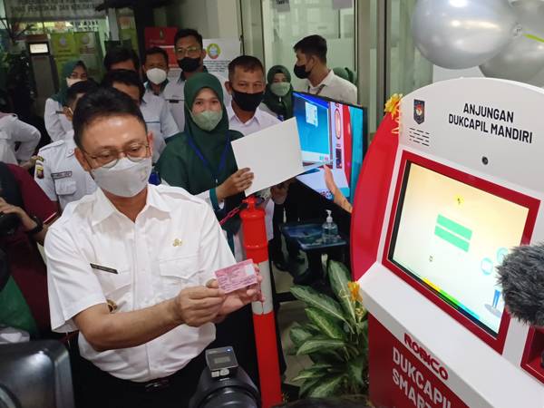 Mesin ADM Resmi Beroperasi, Warga Pontianak Bisa Cetak Mandiri Dokumen Kependudukan