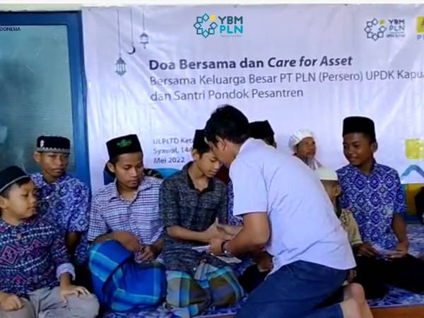 PLN Berikan Santunan Untuk Pondok Pesantren Nurul Iman Ketapang