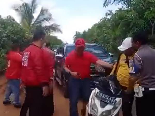 Rombongan Ketua PDIP Kalbar Dicegat Warga Saat Melintas di Jalan Siduk-Teluk Batang