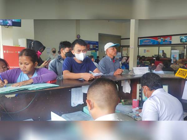 Hari Pertama Masuk Kerja Usai Libur Lebaran, Kantor Samsat Pontianak dan Kubu Raya Dipadati Wajib Pajak