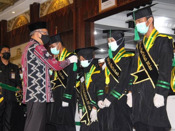 Sutarmidji Wisuda 181 Hafiz Quran