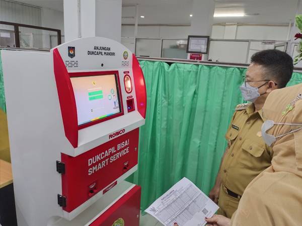 Mesin ADM Mudahkan Warga Pontianak Cetak Dokumen Adminduk Mandiri