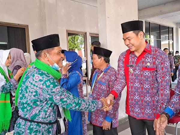 Lepas Keberangkatan CJH Kapuas Hulu di Embarkasi Batam, Bupati Fransiskus Diaan: Semoga Mabrur