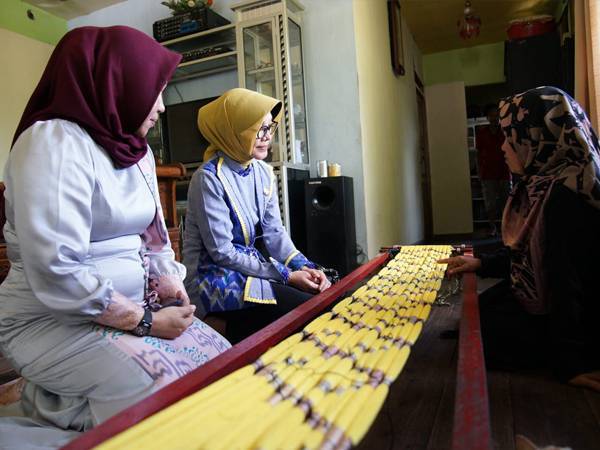 Dekranasda Pontianak Timba Ilmu Tenun di Sambas