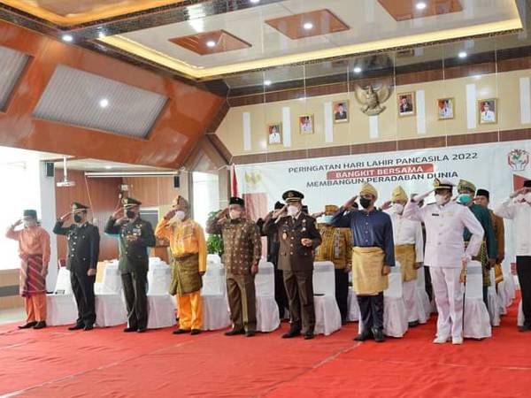 Gunakan Pakaian Adat, Pemkab Ketapang Gelar Upacara Peringatan Hari Lahir Pancasila