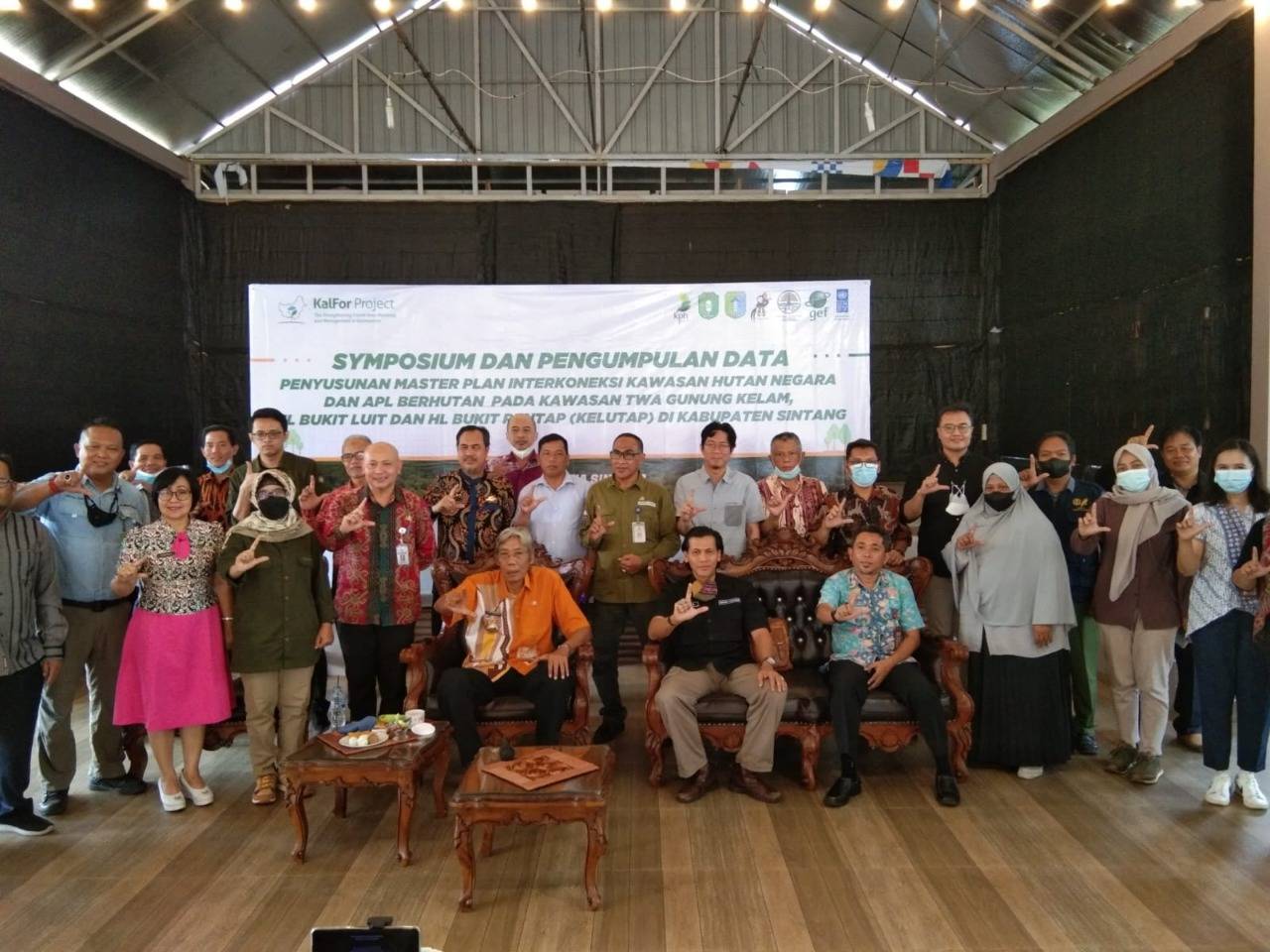 Bupati Sintang Buka Simposium Penyusunan Master Plan Interkoneksi Kawasan Hutan Negara dan Kawasan Klutap