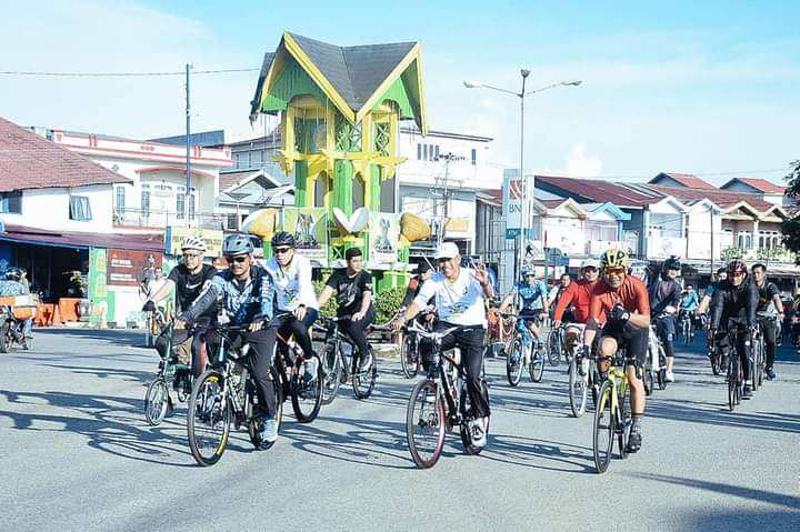 Gowes Keliling Kota Warnai Peringatan World Bicycle Day dan Hari Lingkungan Hidup di Ketapang