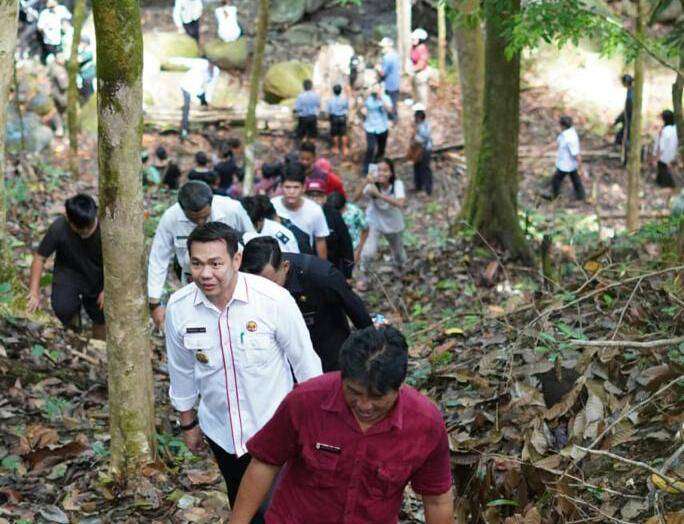 Kunker ke Desa Kepala Gurung, Fransiskus Diaan Resmikan Objek Wisata Gurung Perangai